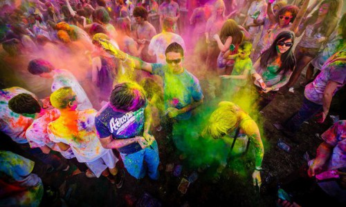 Нескучный weekend: парад невест и фестиваль красок