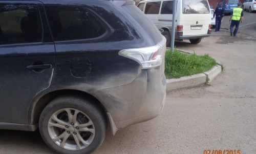 В центре Кирова минивэн наехал на свою хозяйку: женщина получила множественные переломы