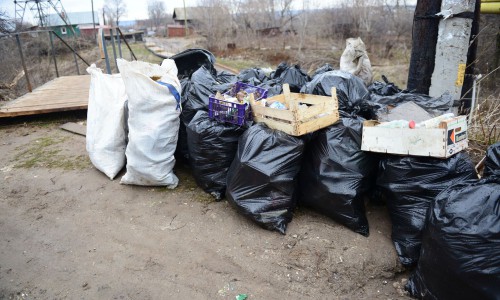 Видео: строительный мусор в Кирове выкидывают посреди дороги