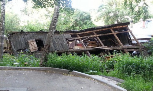 В Кирове аварийный сарай на улице Свободы угрожает безопасности детей