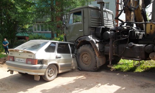 В Кировской области «КАМАЗ» подмял под себя легковушку