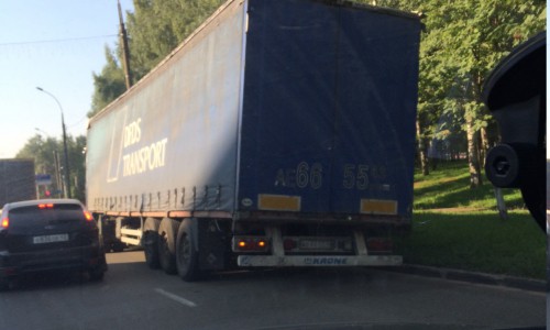 На Юго-Западе образовалась пробка: на Ломоносова на «аварийке» встали две фуры