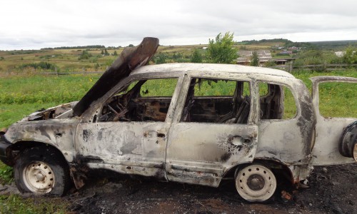 В Кировской области понадобилось два пожарных расчета, чтобы потушить вспыхнувший внедорожник