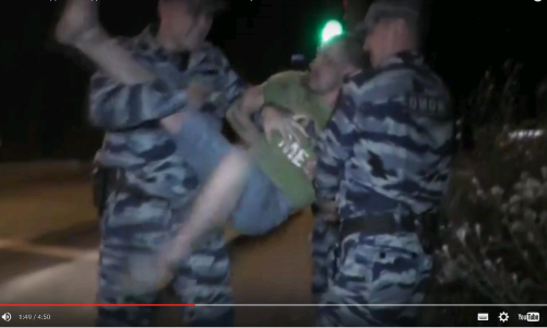 Видео: в Кирове пьяный водитель «десятки» показал сотрудникам ОМОН приемы кикбоксинга