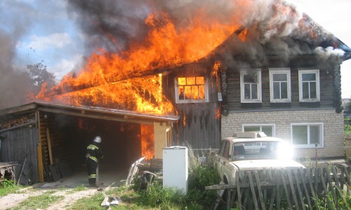 В Кировской области сгорел частный дом вместе с иномаркой и собакой