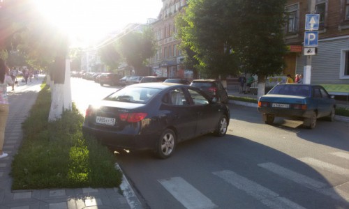 В Кирове на улице Московской машина без водителя выехала с парковки на дорогу