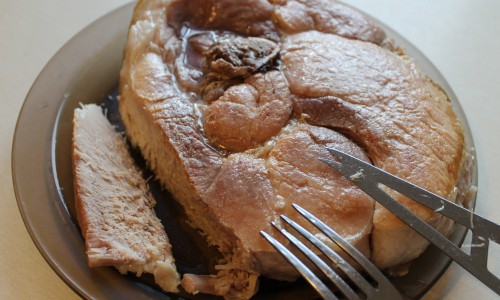 Запекаем мясо в духовке: окорок в собственном соку