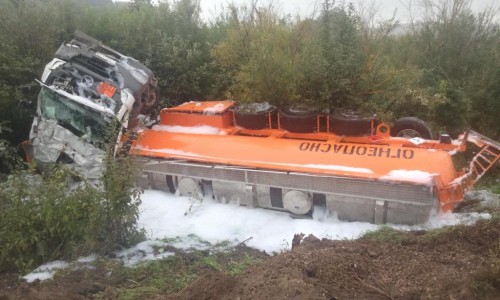 В Кировской области грузовик врезался в иномарку и перевернулся