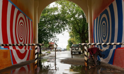 Новый взгляд на старые вещи: на Октябрьском проспекте художник разрисовал арку