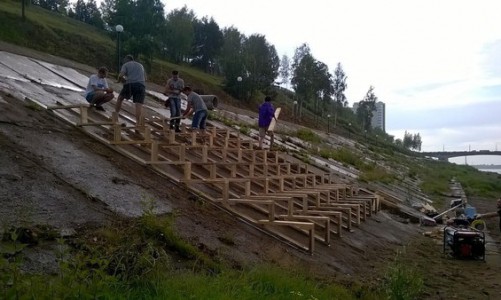 В Кирове приостановлено строительство скамеек-тумб на набережной