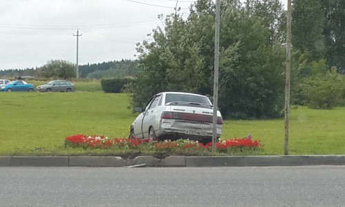 На выезде из Кирова водитель «десятки» снес бордюр и убежал с места ДТП