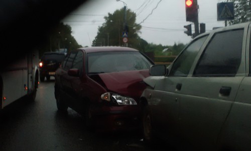 В Кирове у Старого моста столкнулись "Ниссан" и "двенадцатая": образовалась пробка