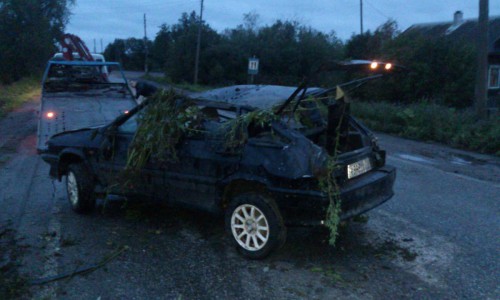 В Кировской области перевернулся "ВАЗ": пассажир получил травмы, а водитель с места аварии убежал