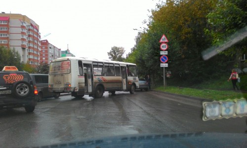 На улице Мира автобус перекрыл для движения целую полосу