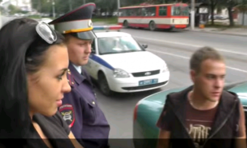 Видео: в Кирове подруга пьяного водителя рассказала активистам "Ночного патруля" о Лунтике, Барбоскиных и смурфах