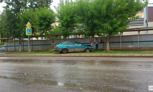 В Кирово-Чепецке водитель иномарки, чтобы не сбить ребенка, врезался в дерево