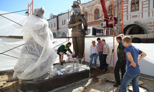 Фоторепортаж: на Спасской в Кирове появится скульптурная композиция «Место встречи»