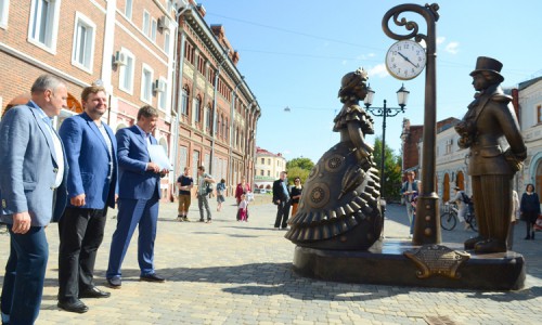 В Дни романтики в Кирове открыли новую скульптурную композицию «Место встречи»