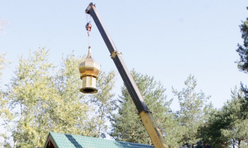 В Кирове на новый храм установили купол и крест