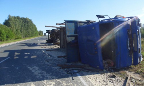В Кировской области перевернулся "КамАЗ": пострадал водитель