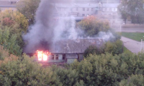 В Кирове рядом с железной дорогой загорелся деревянный дом