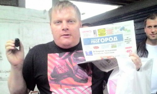 Кировчане у поезда подарили популярному блогеру квас, водку и данар