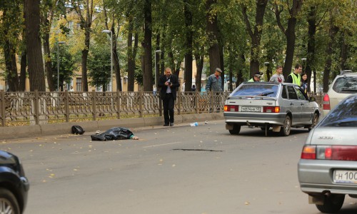 Видео: на Октябрьском проспекте водитель «ВАЗ-2114» насмерть сбил женщину