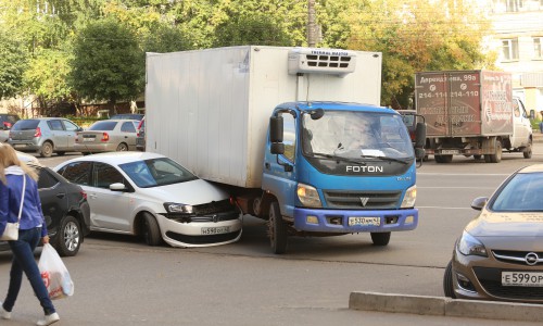 Видео: на Октябрьском проспекте «Фотон» замял «Фольксваген»
