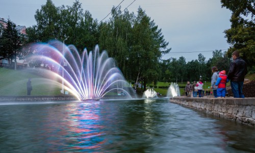 "Цветной" фонтан в Кирове: фото кировчан на фоне новой достопримечательности