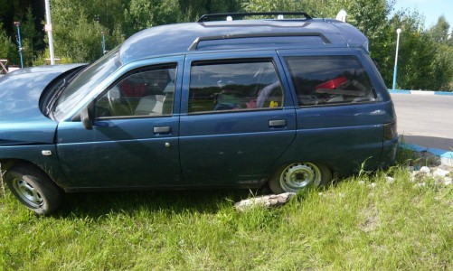 В Кирове "одиннадцатая" врезалась в бордюр: пострадали двое детей