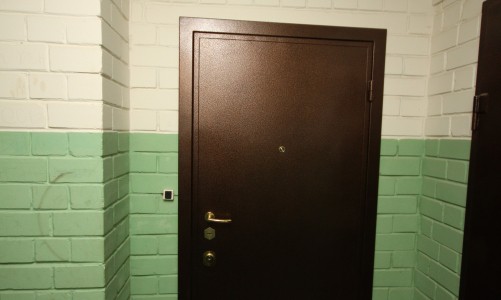 В Кирове коллекторы "замуровали" мужчину в квартире из-за долгов