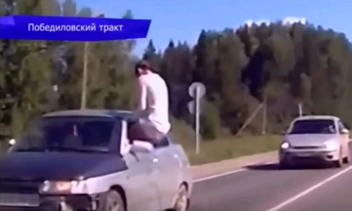 Кировчанка высунулась из окна авто на полном ходу, чтобы сделать "селфи"