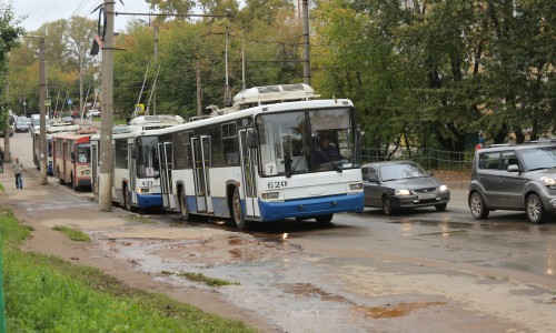 ДТП в Кирове: несколько троллейбусов перекрыли дорогу на Красина