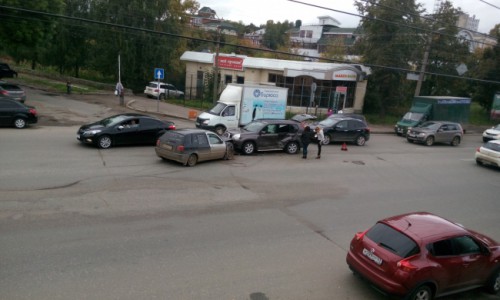 В Кирове столкнулись две иномарки: автоледи нарушила правила