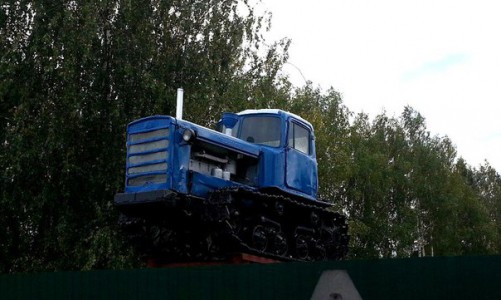 В Кировской области установили памятник трактору