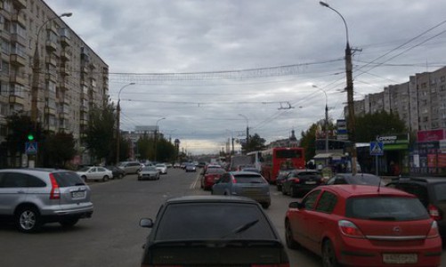 На Воровского столкнулись "четырнадцатая" и автобус: карта утренних пробок