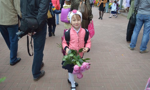 Первая учительница, очередь за цветами и теплые ладошки: один день из жизни первоклассницы