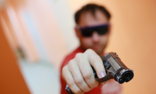 В Кировской области мужчина выстрелил в посетителя кафе и скрылся