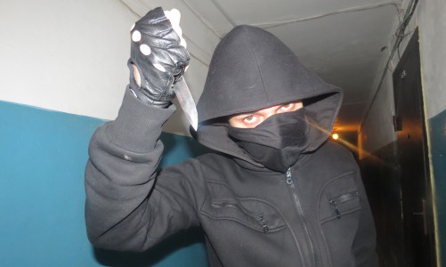 В Кировской области бывший работник колонии накинулся с ножом на соседку