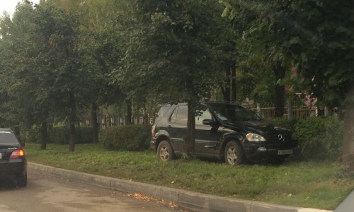 ДТП на Менделеева: от удара «Мерседес»  вылетел на газон