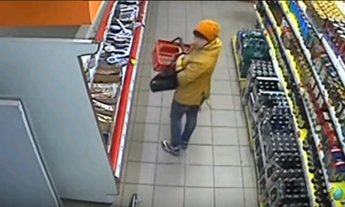 Видео: в кировском магазине женщина украла бутылку виски