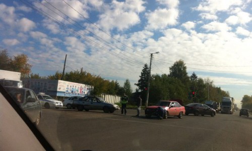 В Кирове столкнулись две легковушки: образовалась пробка