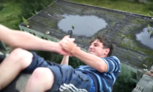 Видео: кировский экстремал повис вниз головой на элеваторе ради сэлфи