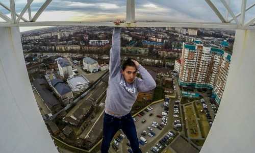 Опасно для жизни: 20 селфи кировчан, которые лучше не повторять