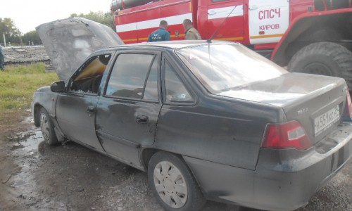 В Кирове на улице Производственной вспыхнула «Дэу Нексия»