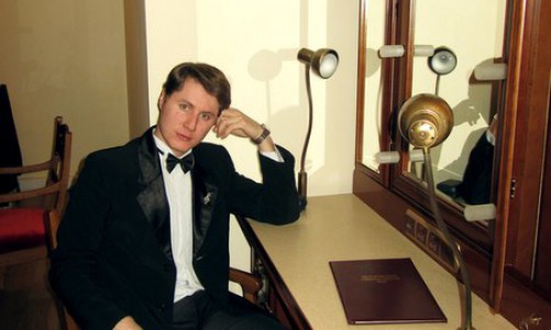 Оперный певец из Москвы собирает деньги на рояль для котельничского ДК