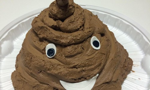 Автор торта в виде окровавленной руки сделал десерт в форме фекалий