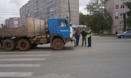 В Кирове КАМАЗ сбил женщину: пострадавшую госпитализировали