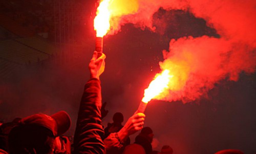 В Кирове фанаты с фаерами выбежали на поле во время футбольного матча