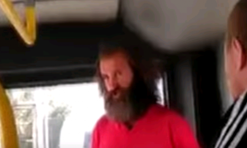 Видео: в Кирове мужчина устроил в троллейбусе скандал из-за того, что не хотел покупать билет